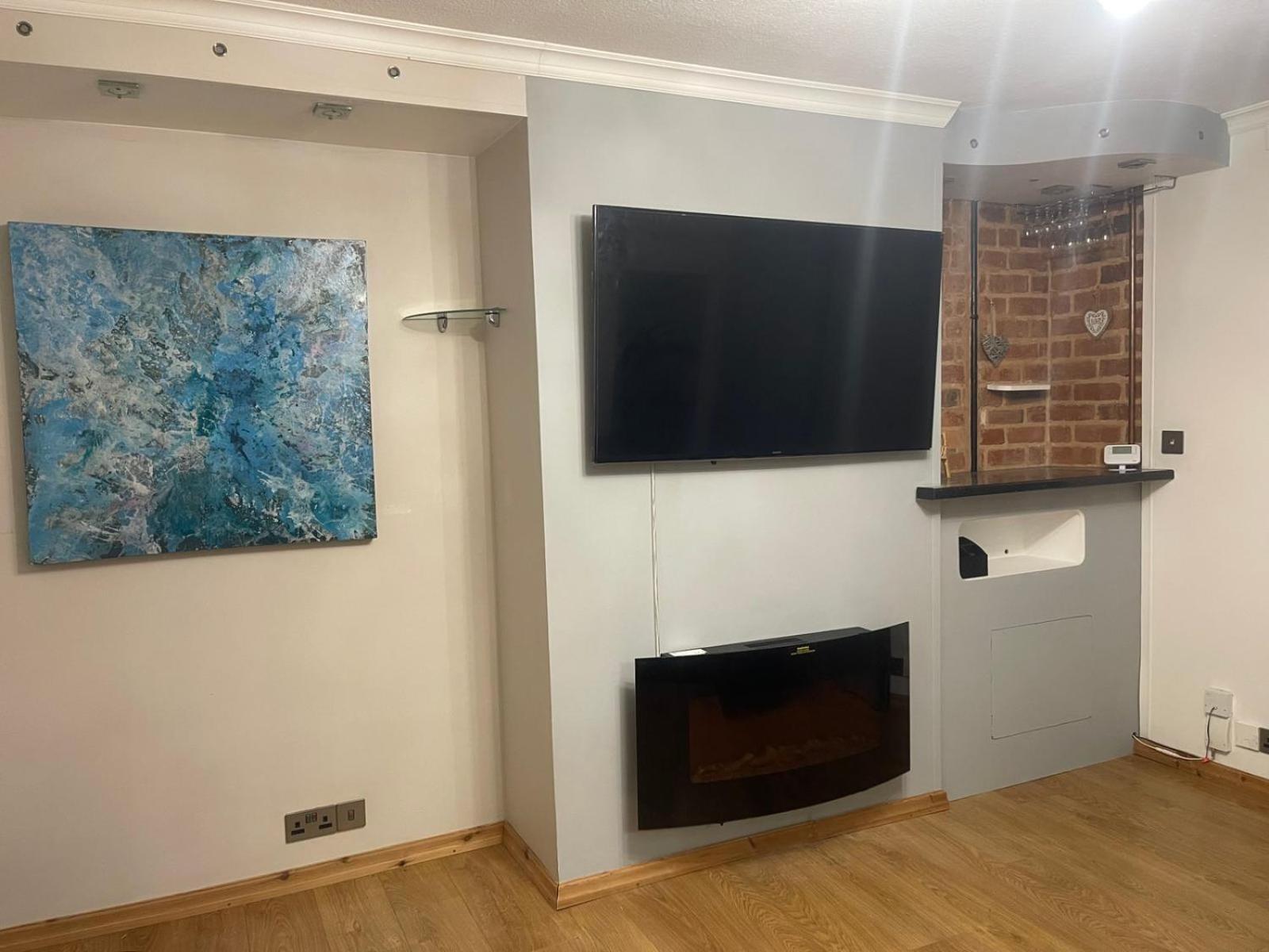 Apartment Close To With Free Parking And Free Wifi