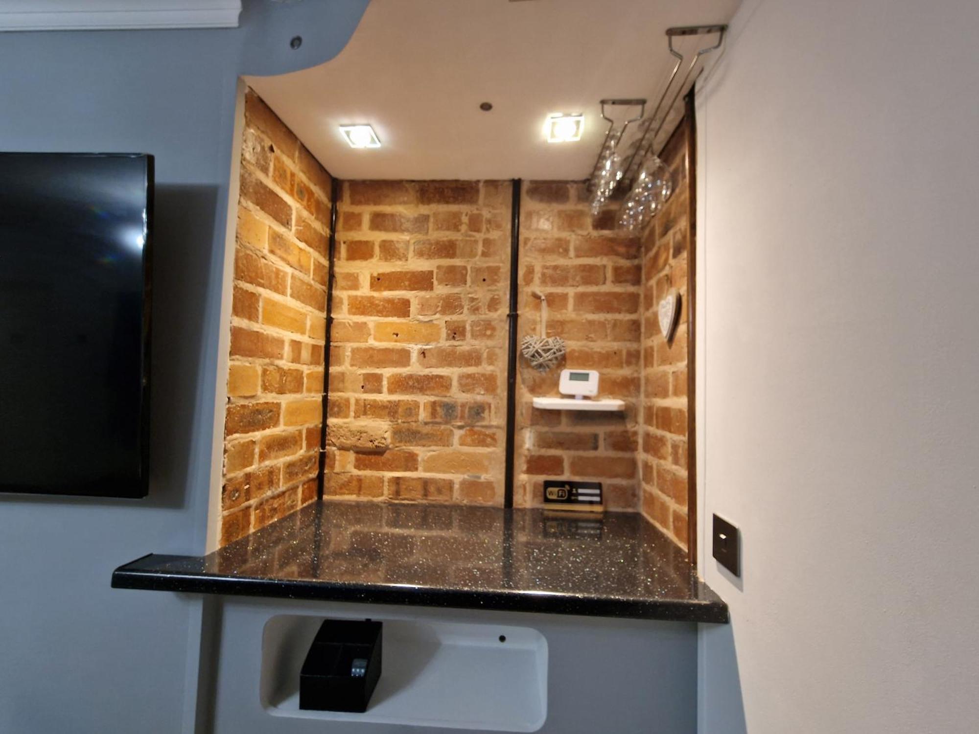 Close To With Free Parking And Free Wifi