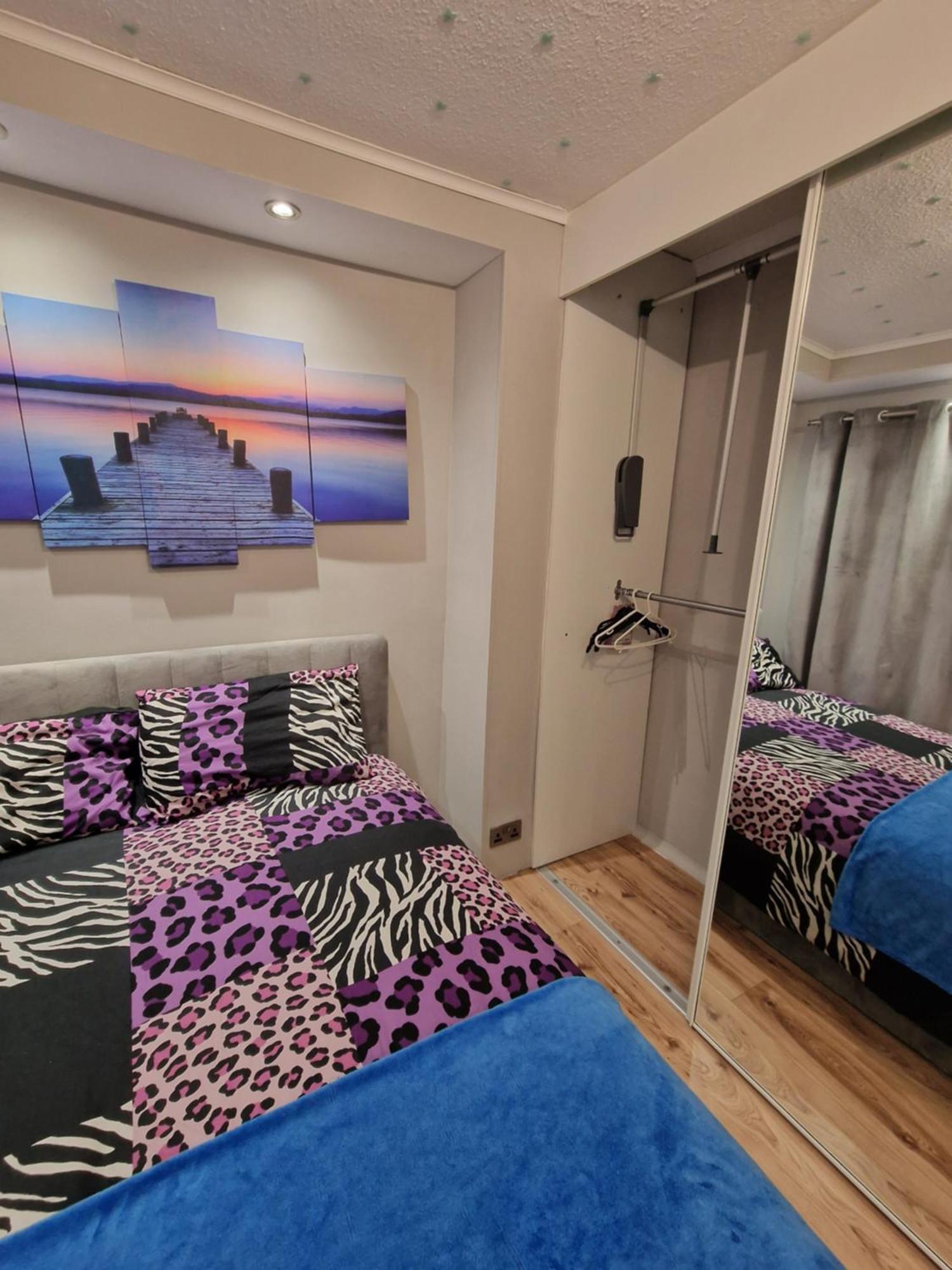 Close To With Free Parking And Free Wifi *