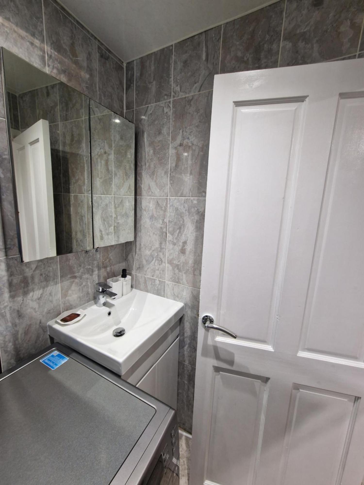 Close To With Free Parking And Free Wifi