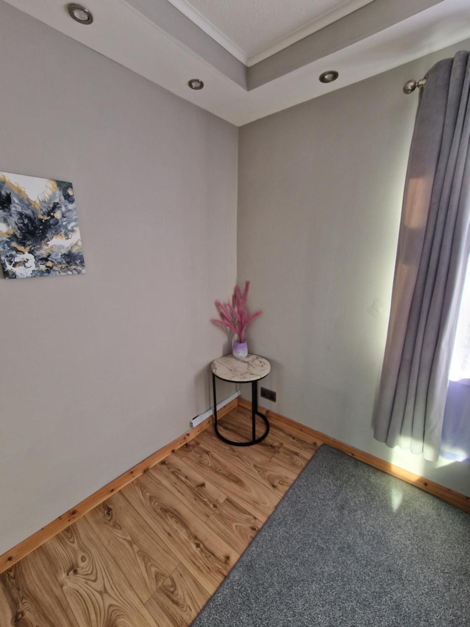 Close To With Free Parking And Free Wifi