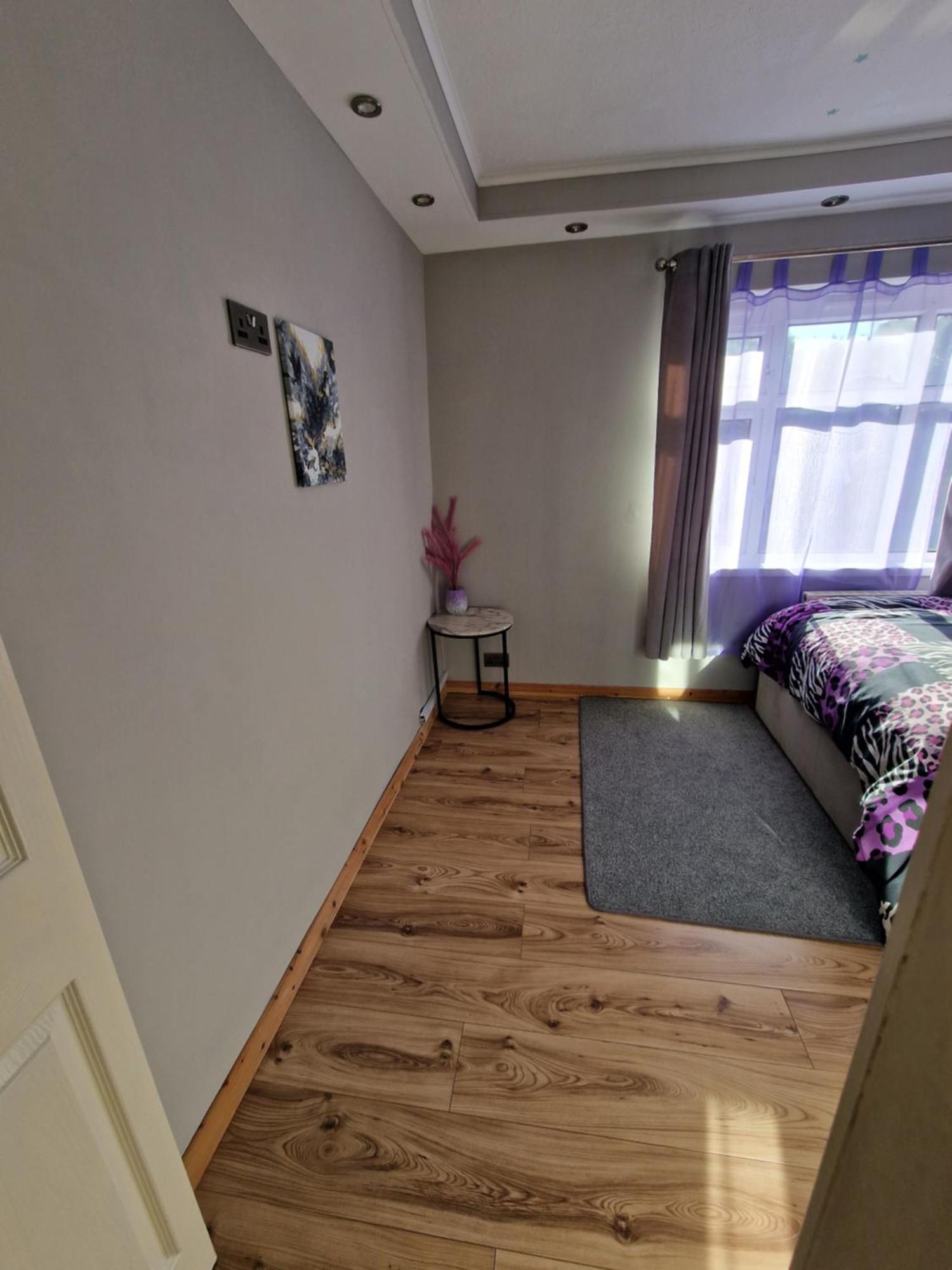 Close To With Free Parking And Free Wifi